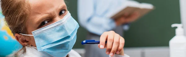 Selectieve Focus Van Ontevreden Schoolmeisje Medisch Masker Kijken Naar Camera — Stockfoto