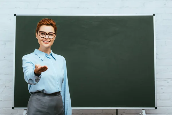 Happy Teacher Smiling Camera While Standing Open Arm Chalkboard — Stock Photo, Image