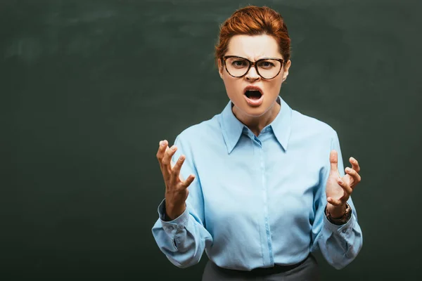 Agressieve Leraar Bril Gebaren Schreeuwen Buurt Van Schoolbord — Stockfoto