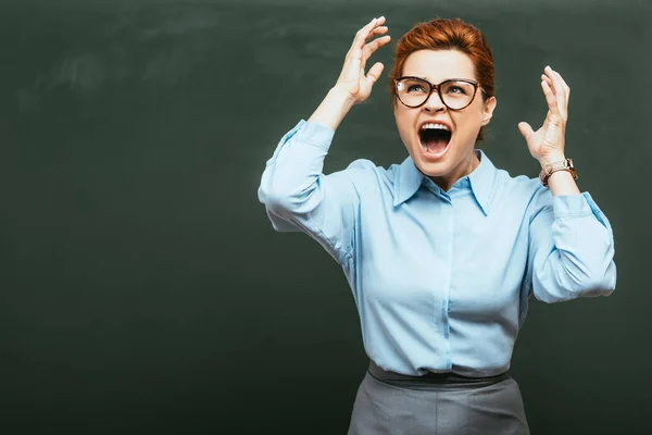 Irritierter Lehrer Gestikuliert Und Schreit Neben Tafel — Stockfoto