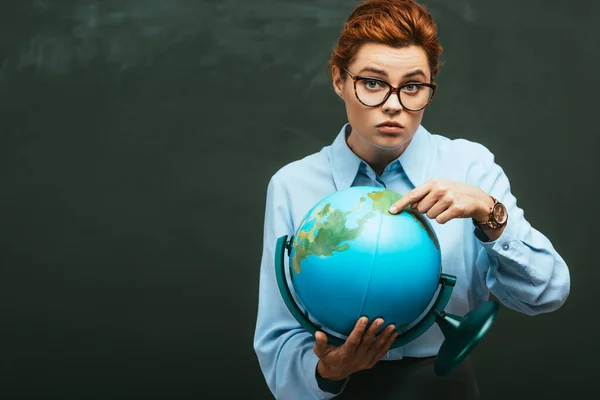 Beautiful Young Teacher Pointing Finger Globe While Standing Chalkboard — Stock Photo, Image