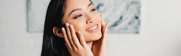 Panoramique Coup Sourire Asiatique Femme Toucher Visage Maison — Photo