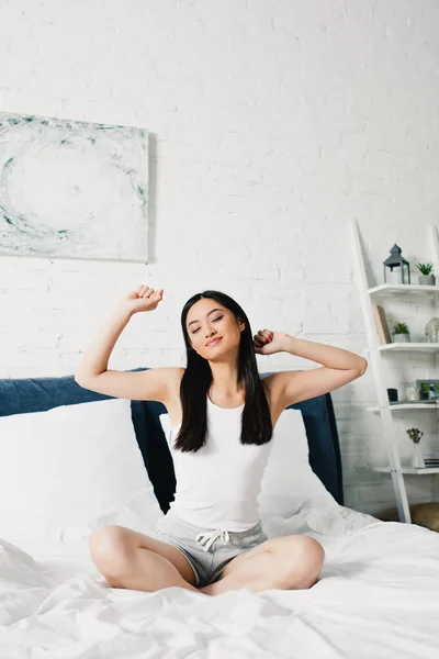 Asiatico Donna Con Chiuso Occhi Stretching Letto Mattina — Foto Stock