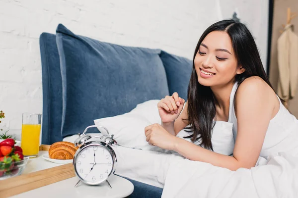 Enfoque Selectivo Sonriente Chica Asiática Acostada Cama Cerca Del Desayuno — Foto de Stock