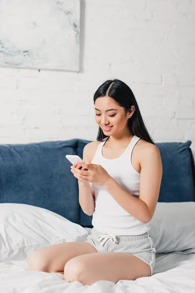 Mujer Asiática Sonriendo Mientras Usa Teléfono Inteligente Cama Por Mañana —  Fotos de Stock