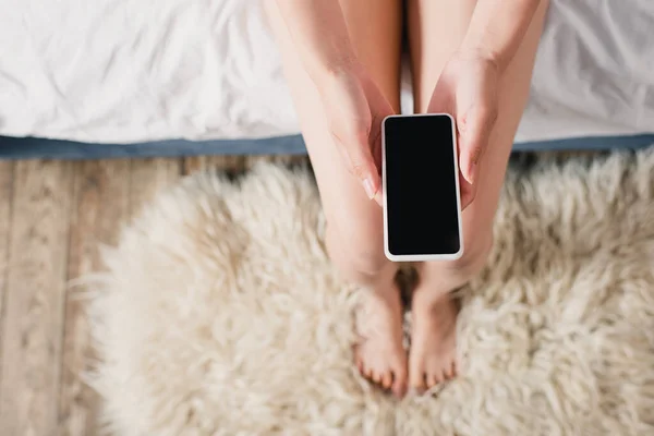 Vista Superior Mujer Sosteniendo Teléfono Inteligente Con Pantalla Blanco Cama — Foto de Stock