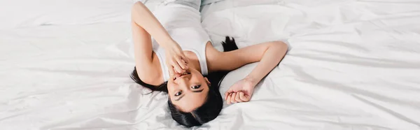 Panorama Tanaman Tersenyum Wanita Asia Melihat Kamera Tempat Tidur — Stok Foto