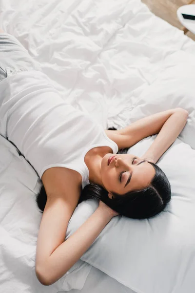 Вид Высоким Углом Молодой Женщины Бессонной Рубашке Спящей Кровати Утрам — стоковое фото
