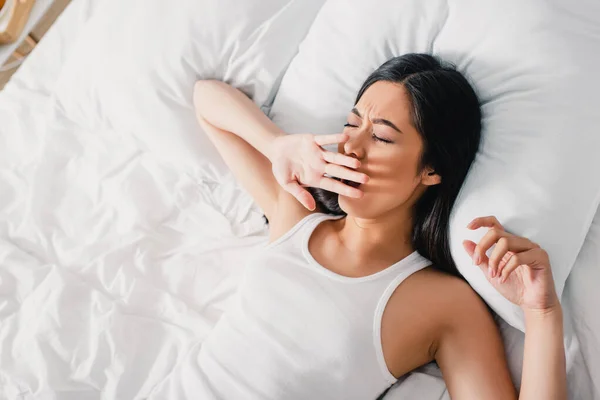 Sudut Tinggi Melihat Gadis Asia Mengantuk Menguap Tempat Tidur — Stok Foto