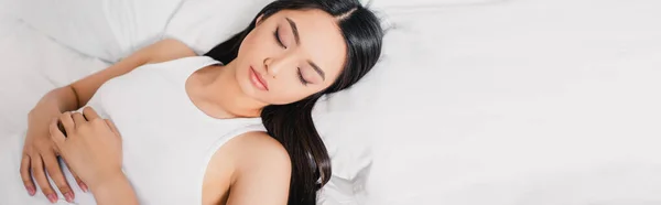 Asyalı Bir Kadının Sabahları Beyaz Yatakta Uyuduğu Panoramik Bir Fotoğraf — Stok fotoğraf