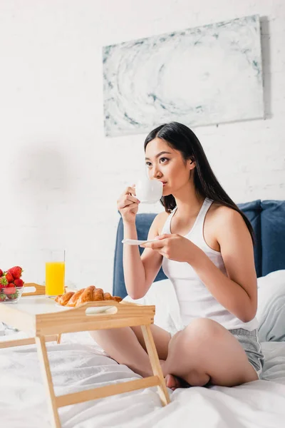 Selective Focus Asian Woman Drinking Coffee Breakfast Breakfast Tray Bed — Stock Photo, Image