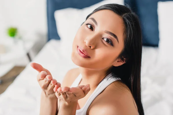 Hübsch Asiatisch Mädchen Blowing Luft Kuss Bei Camera Schlafzimmer — Stockfoto