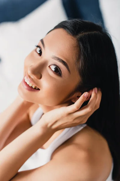 Vista Aérea Joven Mujer Asiática Sonriendo Cámara Mientras Toca Pelo — Foto de Stock