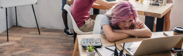 Imagen Panorámica Triste Mujer Negocios Mirando Computadora Portátil Con Colegas — Foto de Stock