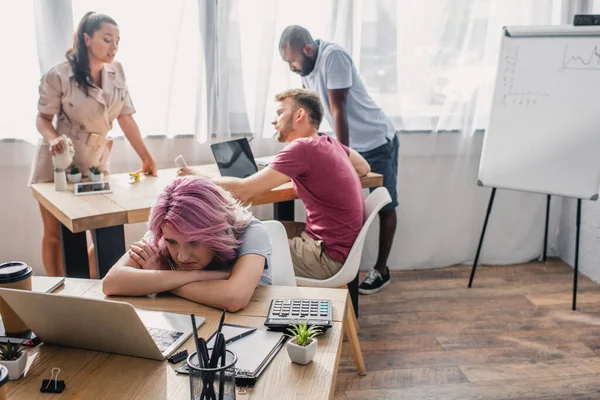 Selective Focus Upset Businesswoman Looking Laptop While Multiethnic Colleagues Working — Stock Photo, Image