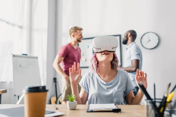 Selektivní Zaměření Podnikatelky Pomocí Headset Zatímco Multikulturní Obchodníci Mluví Úřadu — Stock fotografie