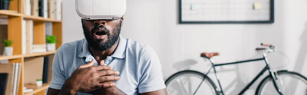 Foto Panorámica Del Empresario Afroamericano Emocionado Auriculares Oficina — Foto de Stock