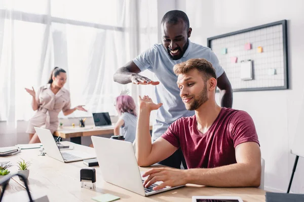 Selektiv Fokus Affärsman Ger High Five Till Afrikanska Amerikanska Kollega — Stockfoto