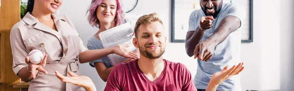 Panoramisch Shot Van Multi Etnische Zakenmensen Wijzen Naar Collega Tonen — Stockfoto