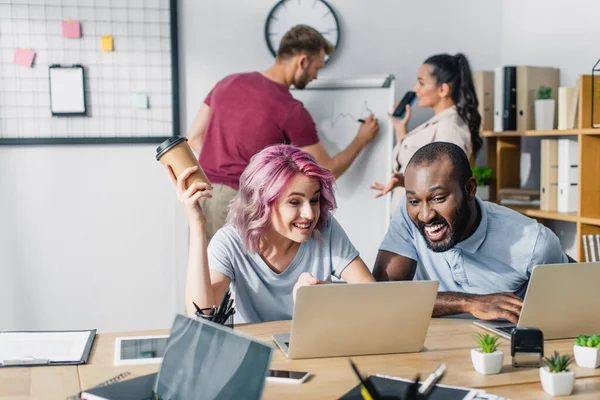 Fokus Selektif Dari Kolega Multietnis Dengan Menggunakan Laptop Kantor — Stok Foto