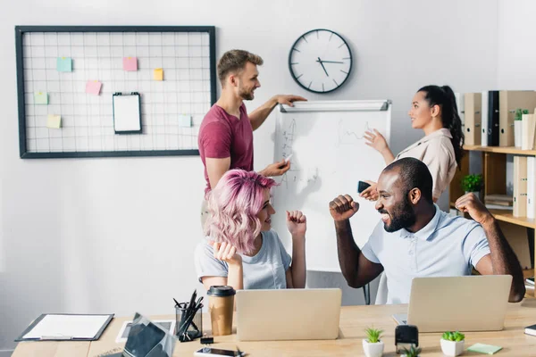 Enfoque Selectivo Mujer Negocios Mirando Hombre Negocios Afroamericano Mientras Sus — Foto de Stock