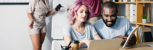 Horisontellt Koncept För Mångkulturella Affärsmän Som Använder Laptop Och Digital — Stockfoto