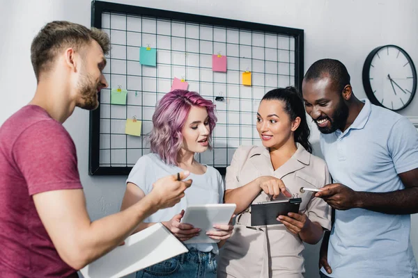 Empresaria Señalando Con Dedo Portapapeles Cerca Colegas Multiculturales Con Gadgets —  Fotos de Stock