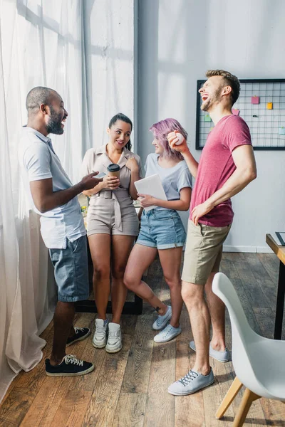 Focus Selettivo Uomini Affari Multiculturali Con Caffè Portare Tablet Digitale — Foto Stock