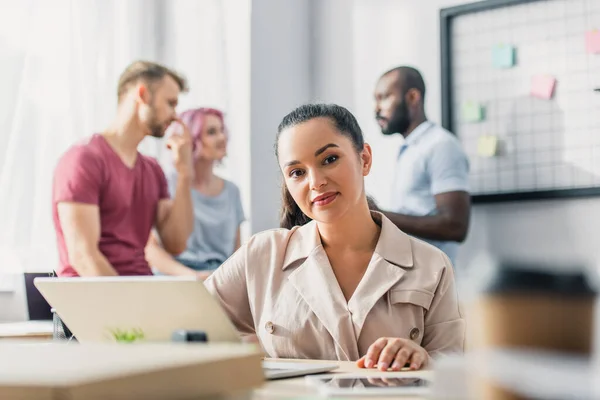 Enfoque Selectivo Mujer Negocios Mirando Cámara Cerca Gerentes Multiétnicos Fondo — Foto de Stock