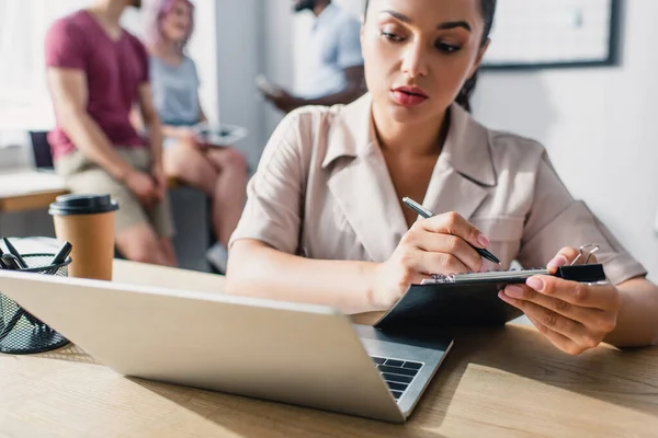 Selektiv Fokus Affärskvinna Skriver Urklipp Nära Bärbar Dator Och Kaffe — Stockfoto