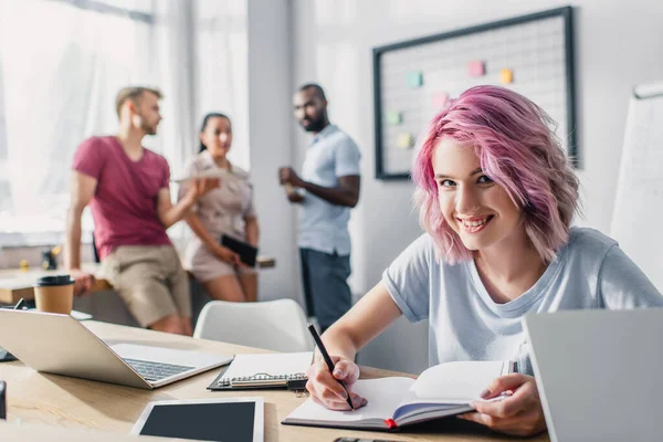 Selektivt Fokus Forretningskvinner Som Skriver Notisbok Nærheten Duppeditter Bordet Sitt – stockfoto