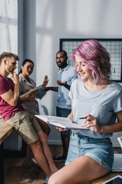 Selektivt Fokus Forretningskvinne Som Holder Penn Notisbok Med Multietniske Medarbeidere – stockfoto