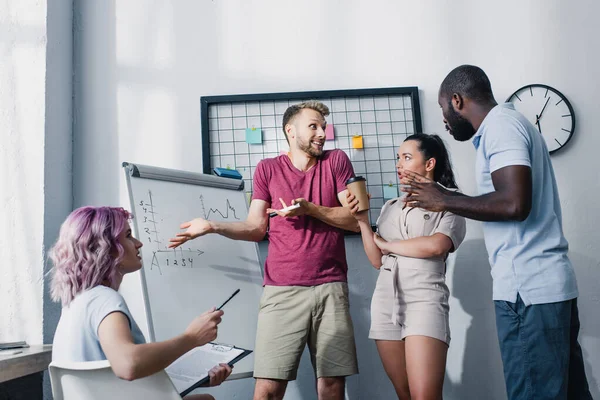 Gente Negocios Multicultural Trabajando Cerca Pizarra Oficina — Foto de Stock