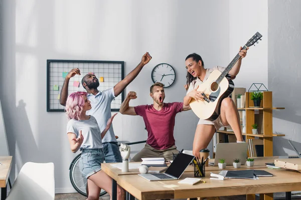 Ofiste Şarkı Söyleyip Dans Eden Çok Kültürlü Arkadaşlarının Yanında Akustik — Stok fotoğraf