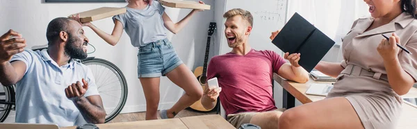 Panoramisch Gewas Van Multi Etnische Zakenmensen Met Smartphone Klembord Pizza — Stockfoto