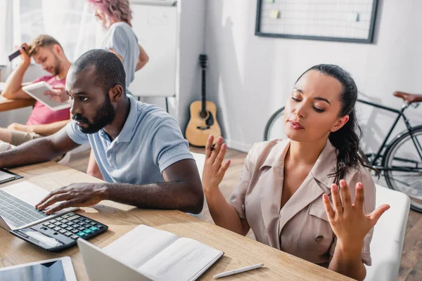 Selective Focus Businesswoman Holding Pen African American Colleague Gadgets Table — Stock Photo, Image