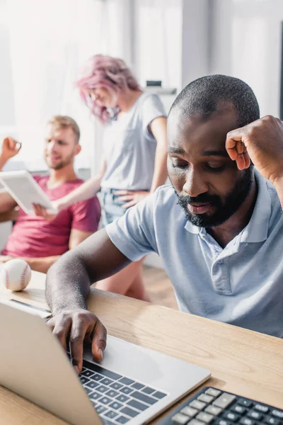 Enfoque Selectivo Del Hombre Negocios Afroamericano Utilizando Computadora Portátil Cerca — Foto de Stock