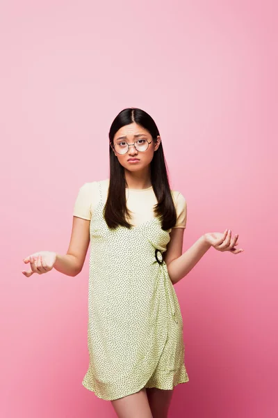 Unzufriedene Asiatin Brille Zeigt Achselzucken Geste Auf Rosa — Stockfoto