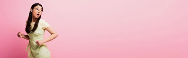 Заголовок Веб Сайту Шокованої Азіатки Окулярах Біжить Дивиться Сторону Рожевий — стокове фото
