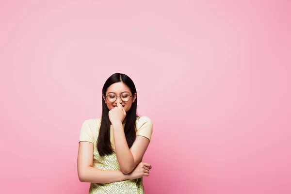 Весела Молода Азіатська Жінка Закритими Очима Торкається Окулярів Ізольовано Рожевому — стокове фото