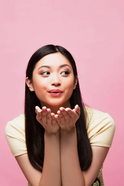 Młody Azji Kobieta Wysyłanie Powietrza Pocałunek Patrząc Daleko Odizolowany Różowy — Zdjęcie stockowe