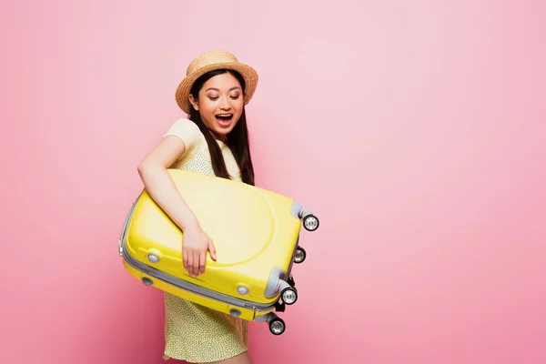 Excited Asian Girl Straw Hat Looking Yellow Luggage Pink — Stock Photo, Image