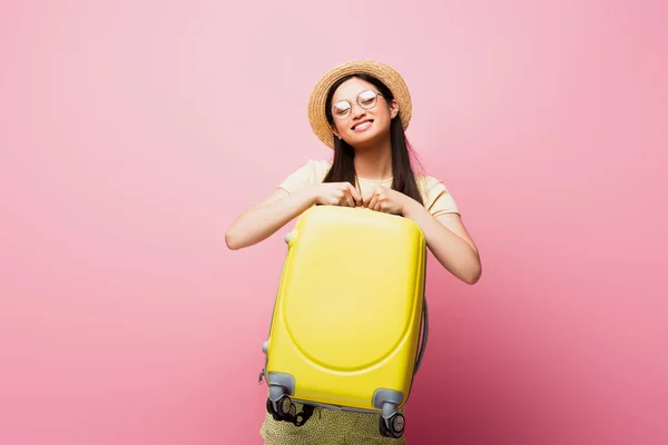 Happy Asian Girl Glasses Straw Hat Holding Yellow Luggage Pink — Stock Photo, Image