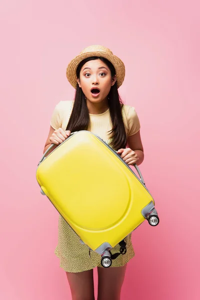Shocked Asian Girl Straw Hat Holding Yellow Luggage Pink — Stock Photo, Image