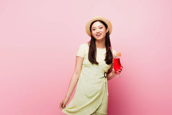 Radosna Młoda Azjatycka Kobieta Słomkowym Kapeluszu Sukience Trzymając Szklankę Koktajlem — Zdjęcie stockowe