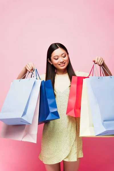 Glad Asiatisk Flicka Tittar Shoppingväskor Rosa — Stockfoto