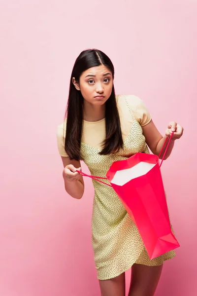 Desapontado Jovem Asiático Mulher Segurando Saco Compras Rosa — Fotografia de Stock
