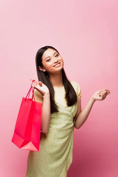 Χαμογελαστή Νεαρή Ασιάτισσα Που Κρατάει Την Τσάντα Ψώνια Στο Ροζ — Φωτογραφία Αρχείου