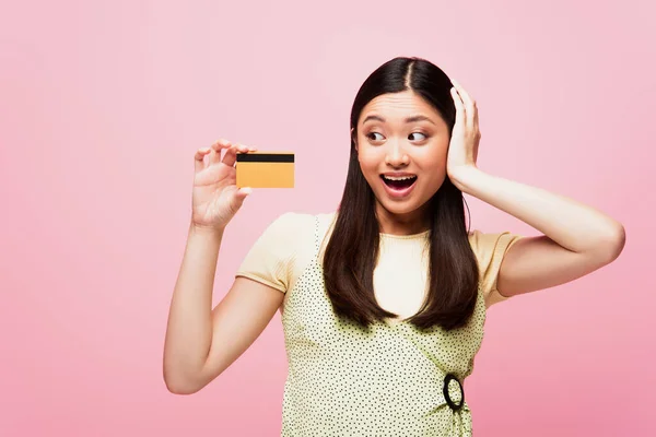 Excitada Mujer Asiática Mirando Tarjeta Crédito Aislado Rosa — Foto de Stock