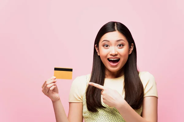 Excited Asian Woman Pointing Finger Credit Card Isolated Pink — Stock Photo, Image